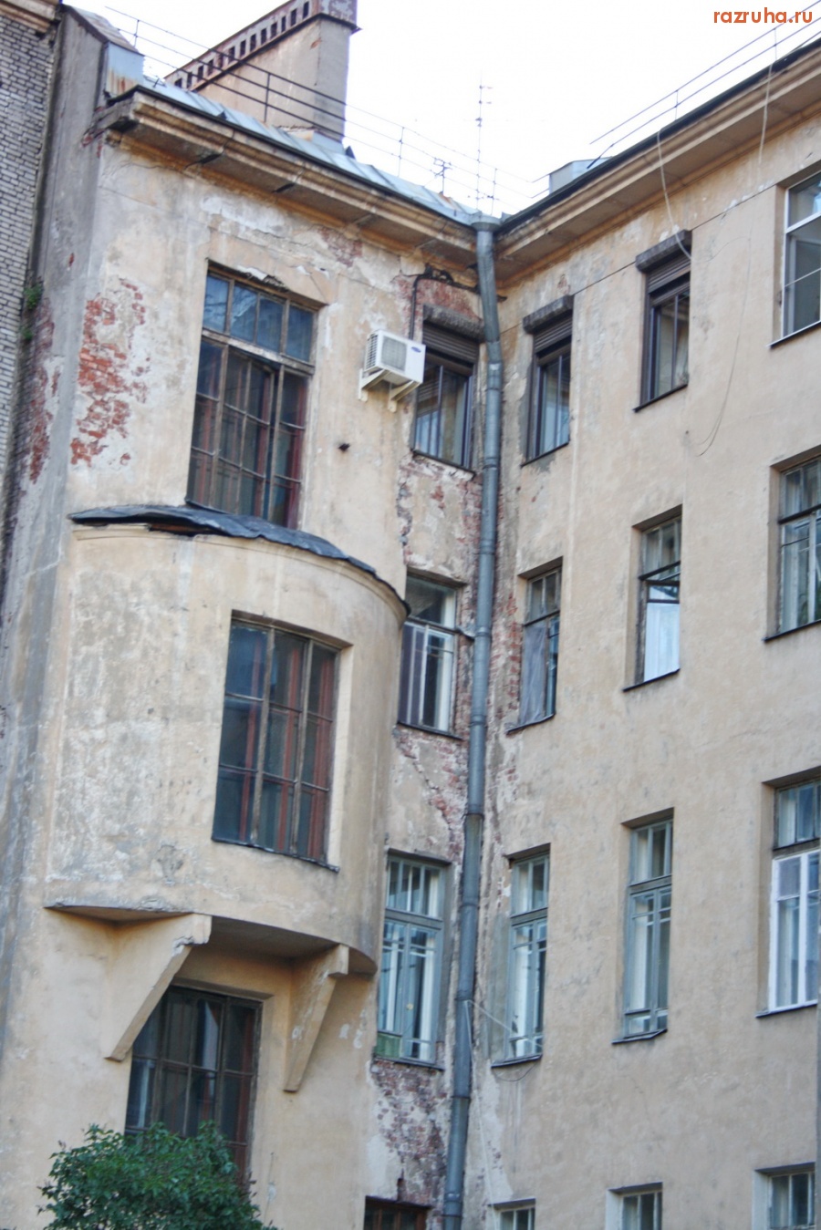 Санкт-Петербург - Петроградский район. Большая Монетная улица, дома 13-15, Каменноостровский проспект 18. Дворы, фасады.