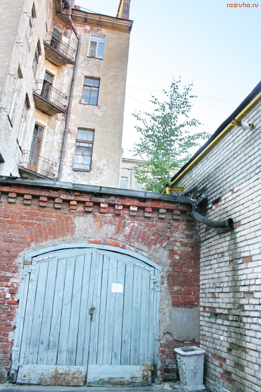 Санкт-Петербург - Петроградский район. Большая Монетная улица, дома 13-15, Каменноостровский проспект 18. Дворы, фасады.