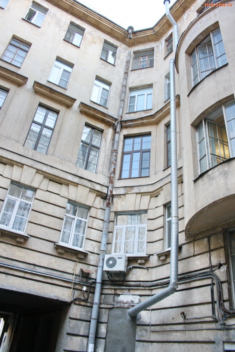 Санкт-Петербург - Петроградский район. Большая Монетная улица, дома 13-15, Каменноостровский проспект 18. Дворы, фасады.