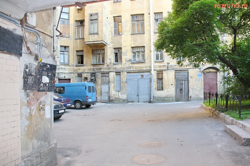 Санкт-Петербург - Санкт-Петербург, Петроградский район. Дворик ул. Б. Монетная 11, где находятся ГУЖА и ЖКС-2 .