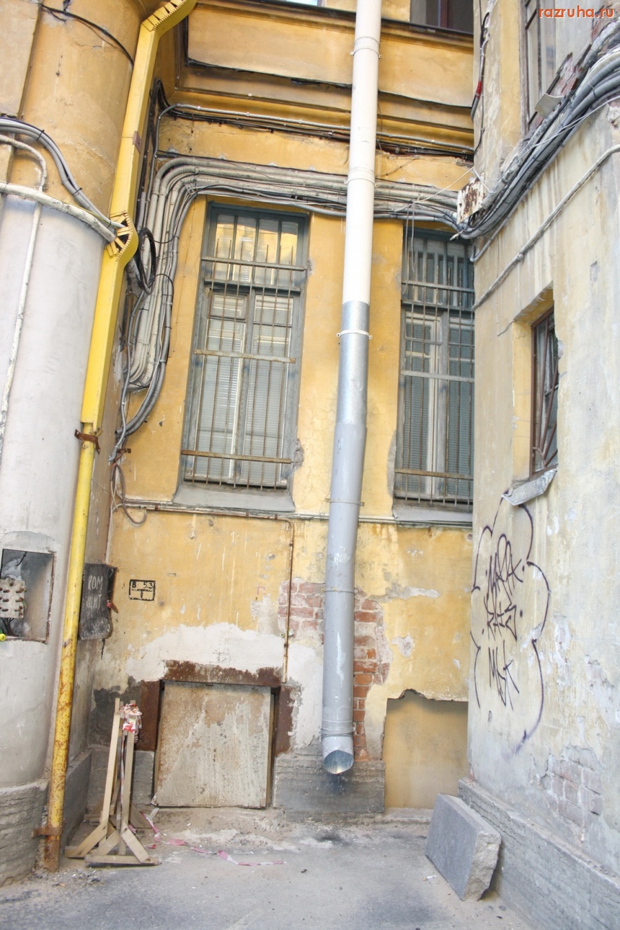 Санкт-Петербург - Санкт-Петербург, Петроградский район. Ул. Б. Монетная 11. Дворик  ГУЖА и ЖКС-2