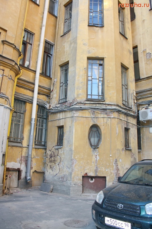 Санкт-Петербург - Санкт-Петербург, Петроградский район. Дворик ул. Б. Монетная 11. Задний дворик  ГУЖА и ЖКС-2 .