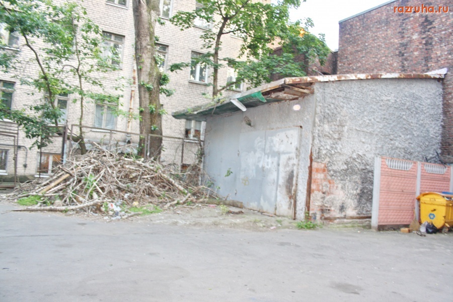 Санкт-Петербург - Санкт-Петебург, Петроградский район, ул. Большая Монетная, д 8. Завал у детского сада.