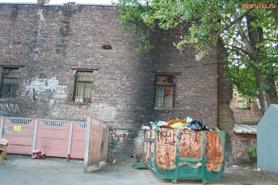 Санкт-Петербург - Санкт-Петебург, Петроградский район. Двор ул. Большая Монетная, д 8-10 и каменноостровского 24. Помойка. Стена.