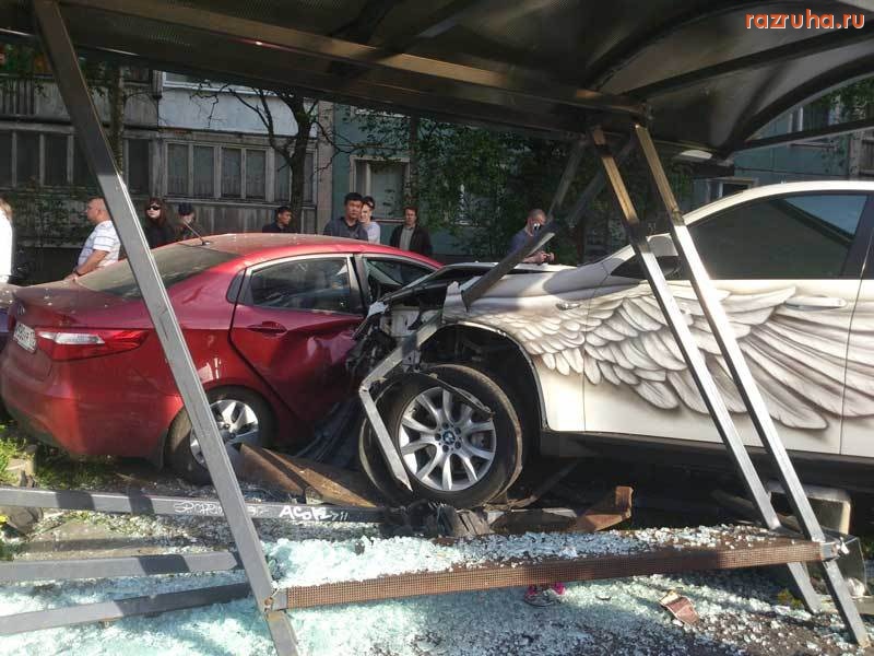 Санкт-Петербург - ДТП.На Светлановском проспекте  BMW влетела в остановку