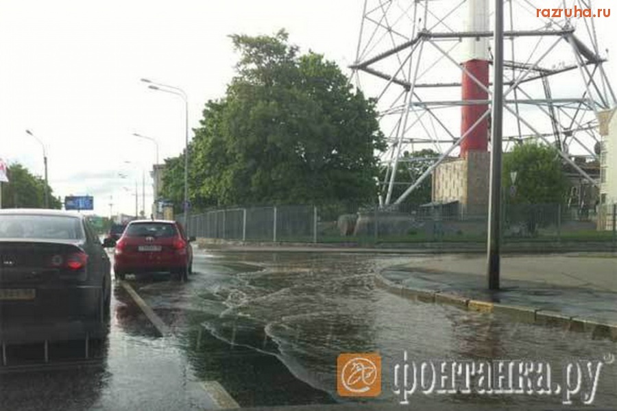 Санкт-Петербург - Петроградский район. Аптекарскую набережную заливает сильный поток воды