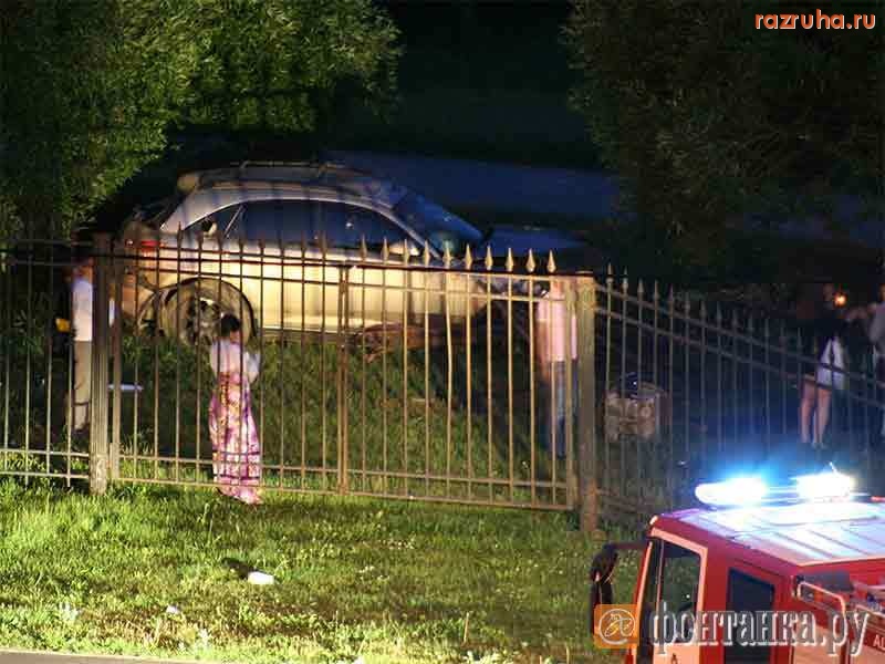 Санкт-Петербург - «Инфинити» пробила ограждение и вылетела в парк 300-летия Санкт-Петербурга