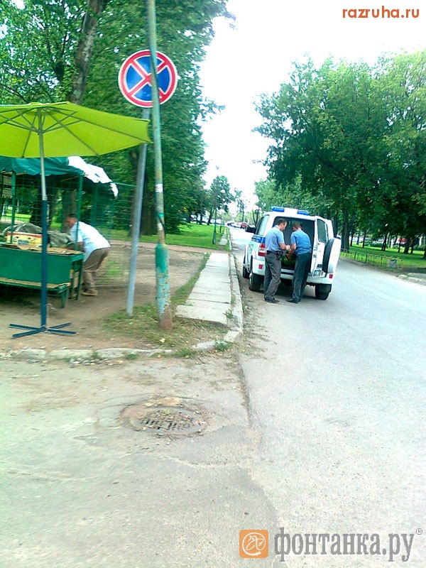 Санкт-Петербург - Полицейские в Московском районе подрабатывают грузчиками
