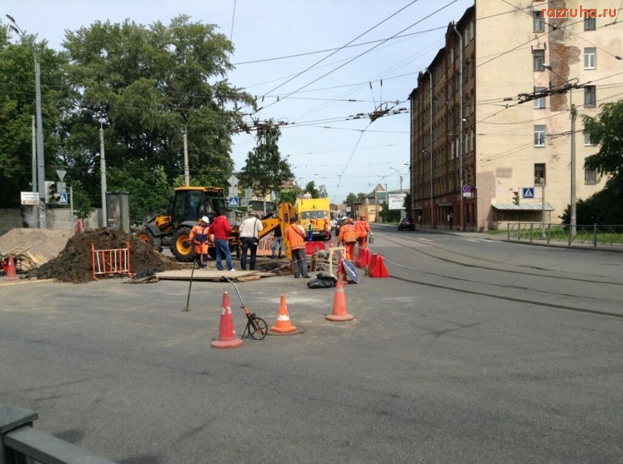 Санкт-Петербург - На углу Кондратьевского проспекта и Арсенальной обвалился свод коллектора - трамваи там не ходят