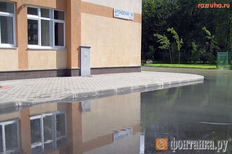 Санкт-Петербург - В Калининском районе из-за прорыва трубы затопило целый микрорайон