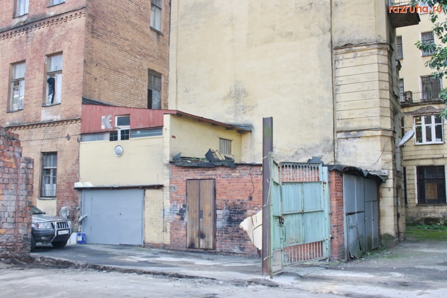 Санкт-Петербург - Петроградский район. Ул. Красного курсанта 23-25. Гаражи главы администрации МС МО № 61 