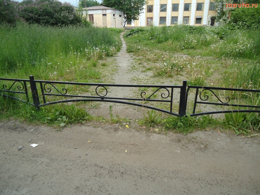 Санкт-Петербург - Петроградский район. Не зарастет народная тропа.  Ограду установили муниципалы  МС Чкаловское.  Глава Николай Мартинович.