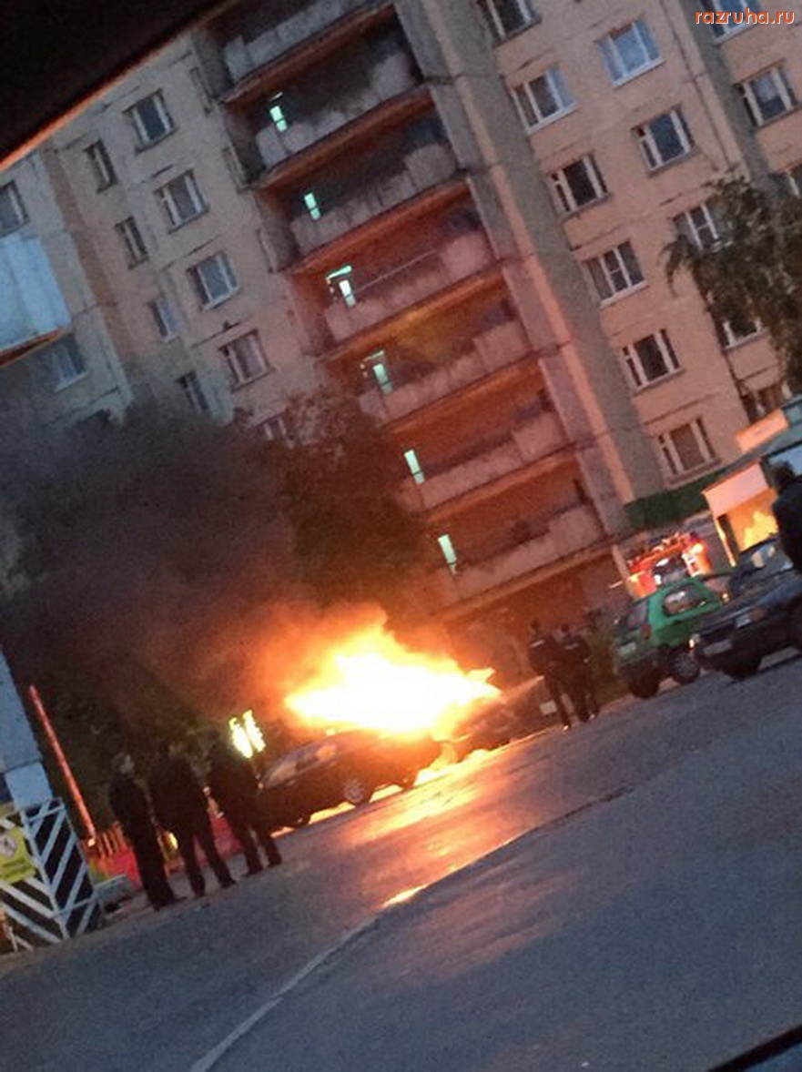 Санкт-Петербург - В проезде между ТРК Норд и домом по ул. Хошимина 13 к 1 сгорела машина торговцев, захламлявших территорию