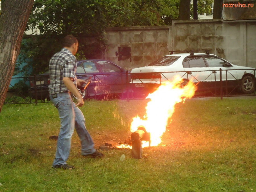 Санкт-Петербург - Поджигатель-пироман развлекается в Петровском парке