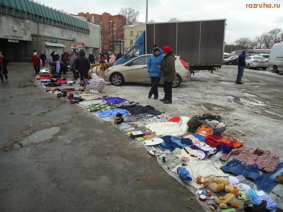 Санкт-Петербург - Блошиный рынок у метро 