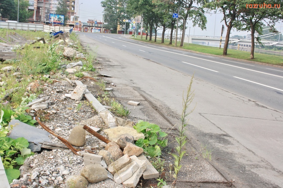 Санкт-Петербург - Петроградский район. НАБЕРЕЖНАЯ АДМИРАЛА ЛАЗАРЕВА. НЕДАВНО ЗДЕСЬ ПРОЕЗЖАЛИ ГУБЕРНАТОР САНКТ-ПЕТЕРБУРГА И ПРЕЗИДЕНТ РОССИИ. НЕПОРЯДОК.