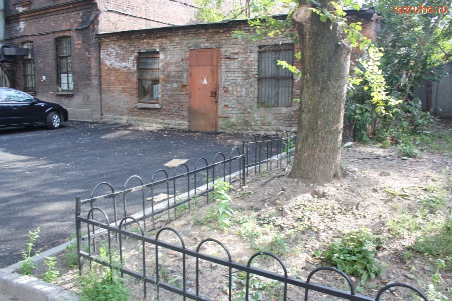 Санкт-Петербург - Петроградский район. Во дворе дома на ул. Красного Курсанта 30.