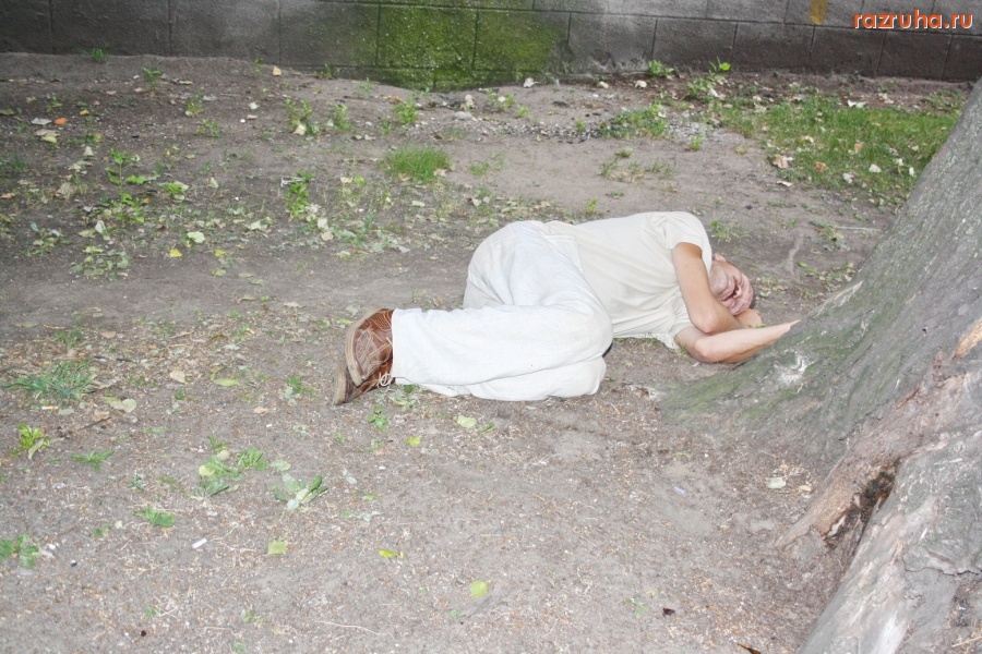 Санкт-Петербург - Весь в белом и... на газоне