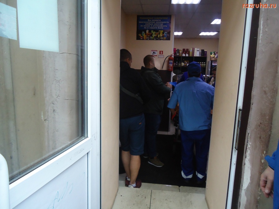 Санкт-Петербург - Вывозят клиентку вин-бара на Чкаловском пр. Перебравшую клиентку винного бара на Чкаловском пр. вывозят по скорой.  Администрация Петроградского района и муниципальные депутаты заинтересованы в росте числа круглосуточных алко-точек. Только на Чкаловском п