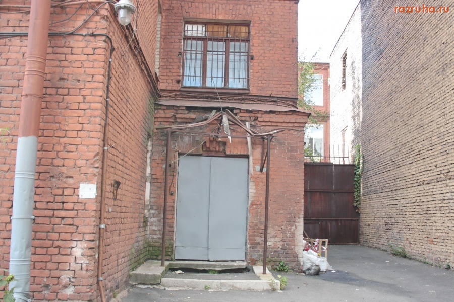 Санкт-Петербург - Петроградский район. Если кирпич на голову не свалится, то нога в гипс попадет.  ЖКС - ау!