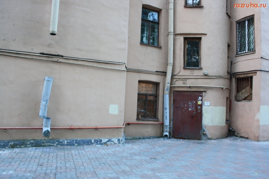 Санкт-Петербург - Петроградский район. Зато двор вымощен плиткой