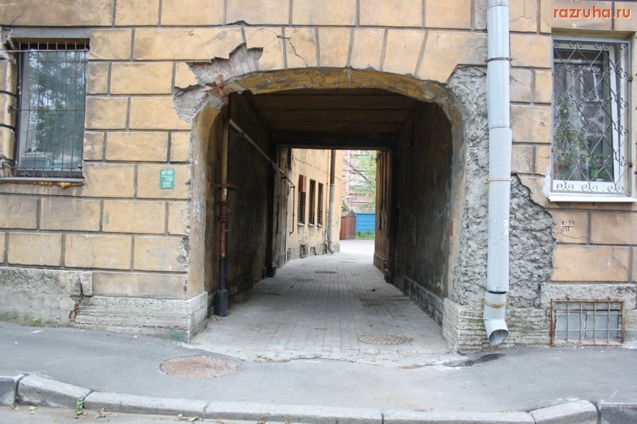 Санкт-Петербург - Петроградский район. Красного Курсанта, д. 51. Фасад, арка