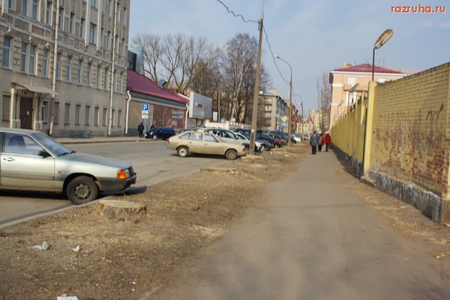 Санкт-Петербург - Петроградский район.  Ул. Корпусная. В угоду автовладельцам, весной 2010 года было снесено около 20 совершенно здоровых деревьев