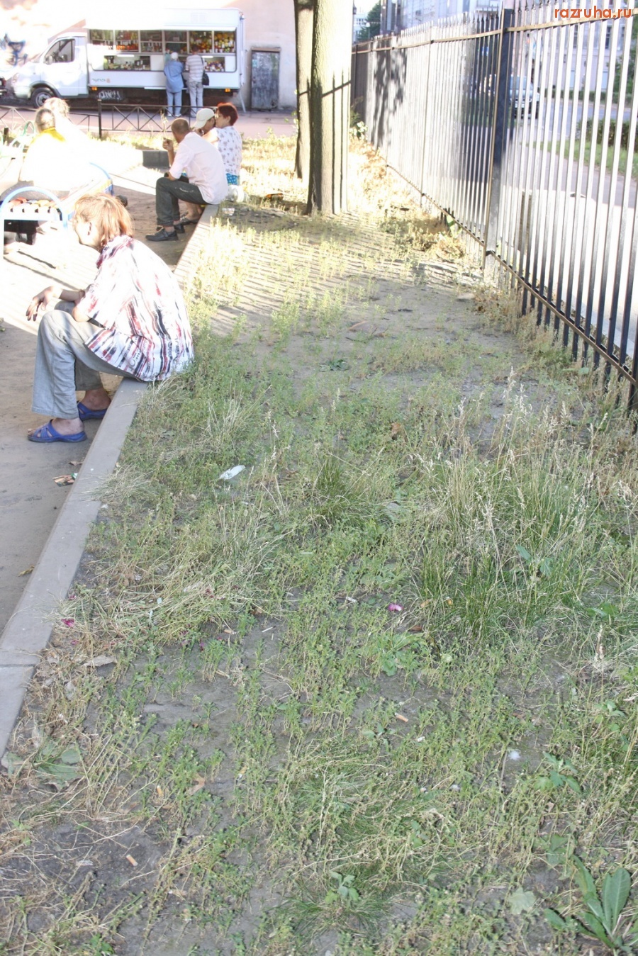 Санкт-Петербург - Петроградский район. Убогая детская площадка на ул. Мичуринской 13.