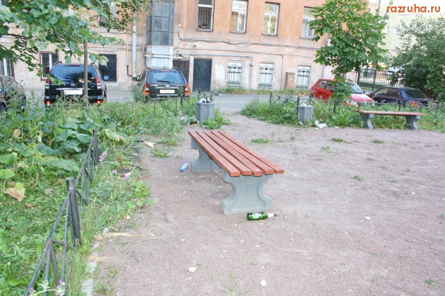 Санкт-Петербург - Петроградский район. Детская площадка на ул. Мичуринской 4.