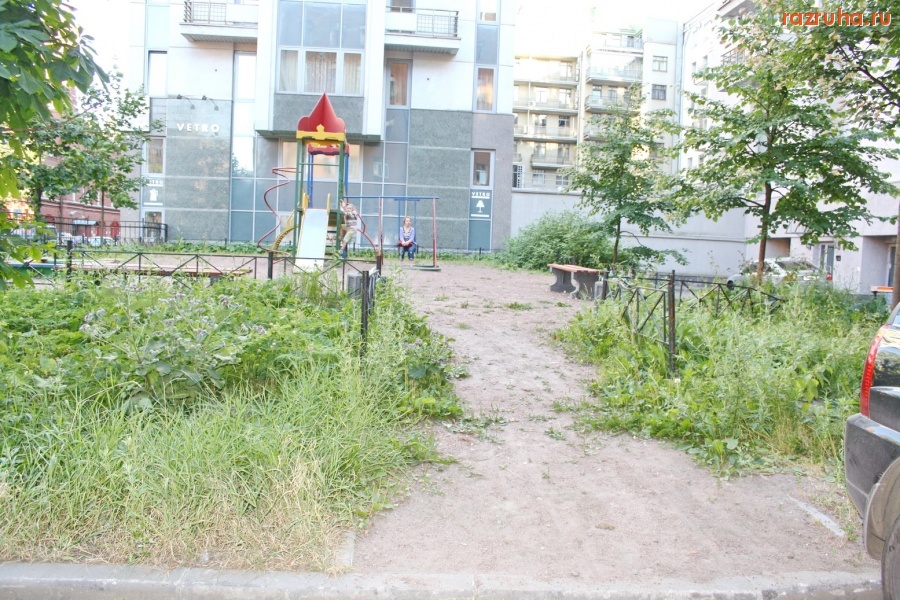 Санкт-Петербург - Петроградский район, ул. Мичуринская. Детская площадка в бурьяне и чертополохе.