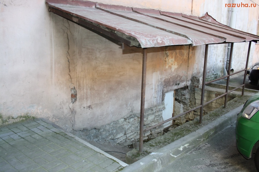 Санкт-Петербург - Петроградский район. Ул. Мичуринская. Двор. Подвал.