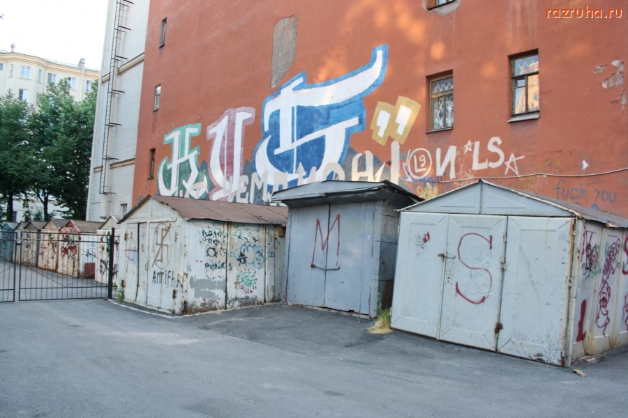 Санкт-Петербург - Петроградский район. ГАРАЖИ. Дворы ул. Куйбышева-Мичуринской. Позади резиденции полномочного представителя Президента РФ по СЗФО. Из интервью Алексея Делюкина 2006 года: 