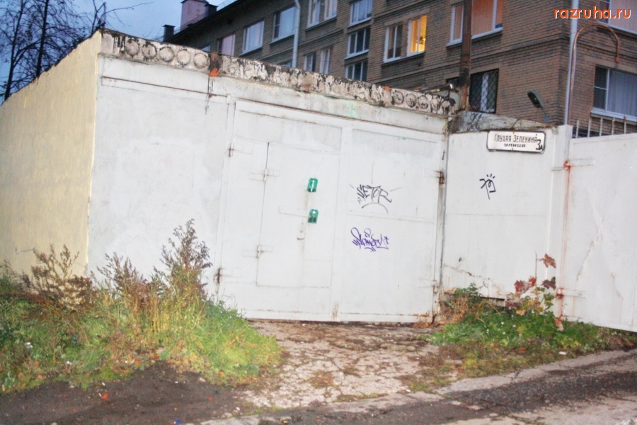 Санкт-Петербург - Петроградский район.  Кому выгодны самовольно установленные гаражи?