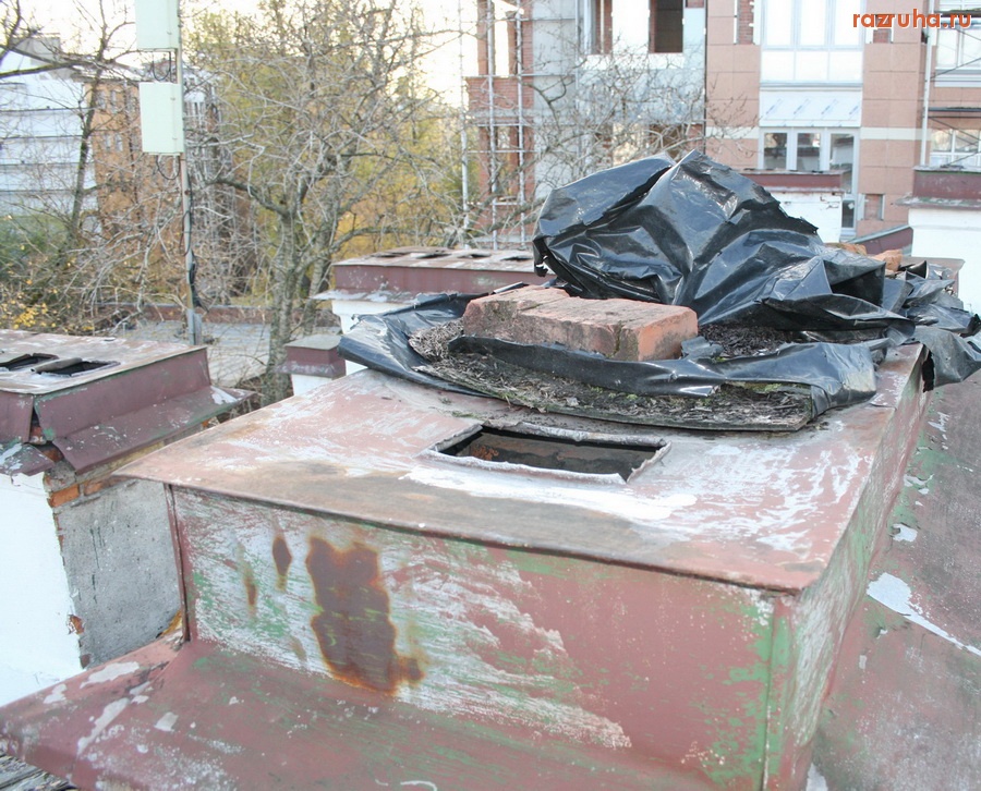 Санкт-Петербург - Крыша обычного дома в Петроградском районе.