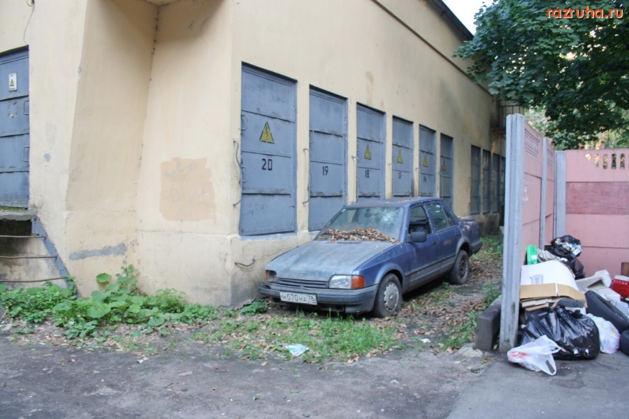 Санкт-Петербург - Петроградский район. Автотруп на  площадке на пересечении улиц Новоладожской и Пионерской