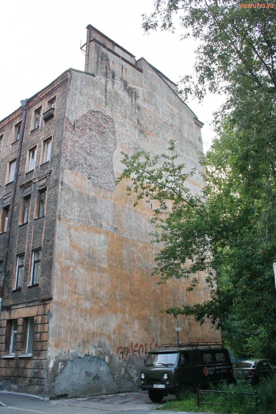 Санкт-Петербург - Петроградский район. Красного Курсанта, д. 51. Стена ободранная.