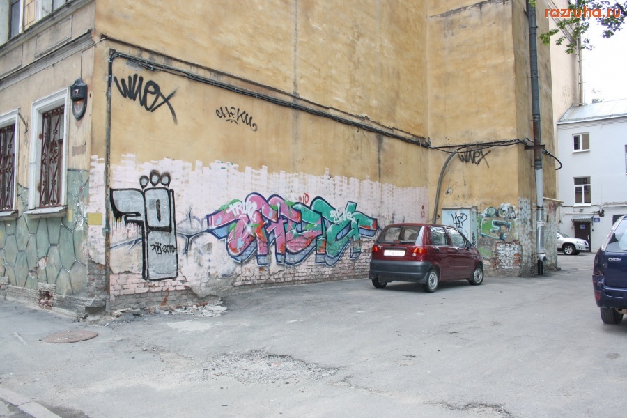 Санкт-Петербург - Петроградский район. Арки, дворики, фасады улиц Ижорская и Колпинская. Граффити