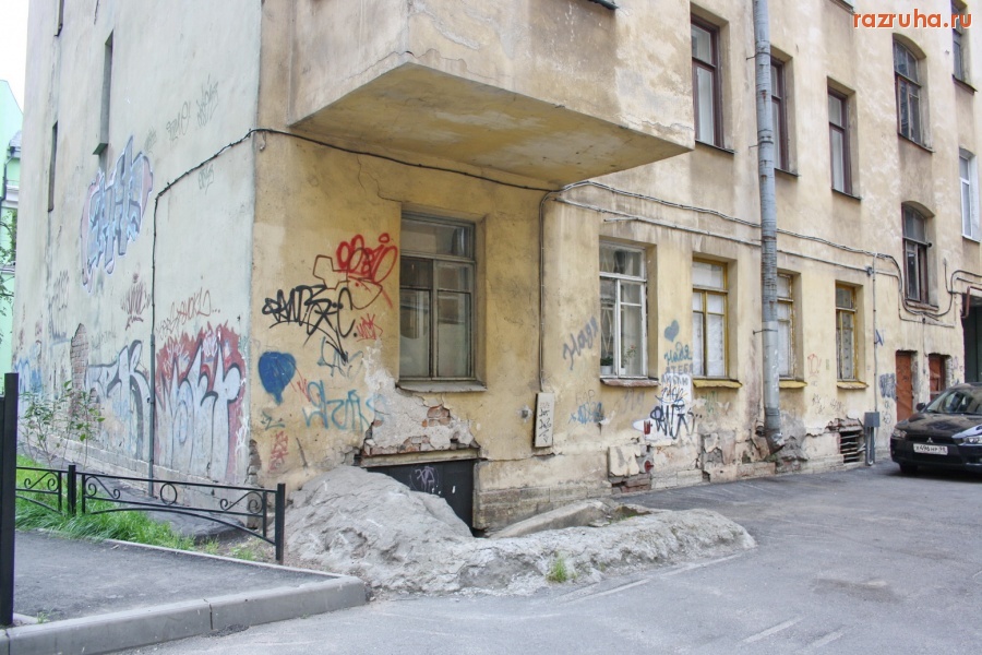 Санкт-Петербург - Петроградский район. Арки, дворики, фасады улиц Ижорская и Колпинская. Граффити