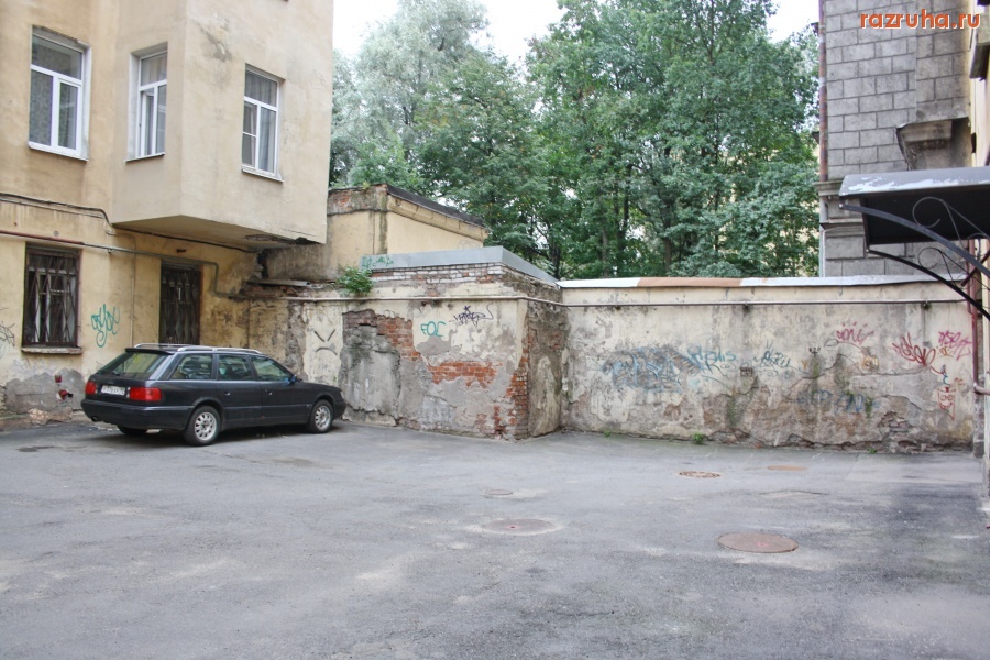 Санкт-Петербург - Петроградский район. Арки, дворики, фасады улиц Ижорская и Колпинская. Граффити