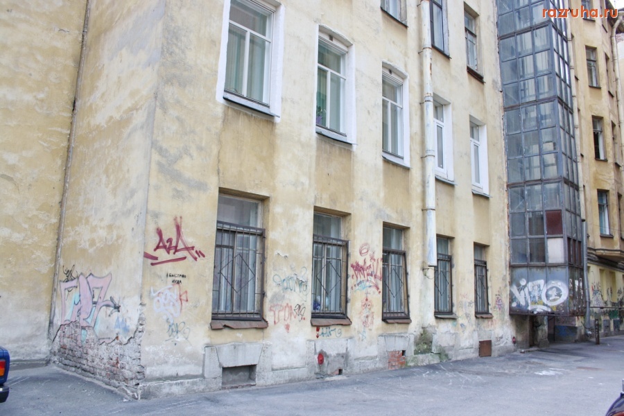 Санкт-Петербург - Петроградский район. Арки, дворики, фасады улиц Ижорская и Колпинская. Граффити