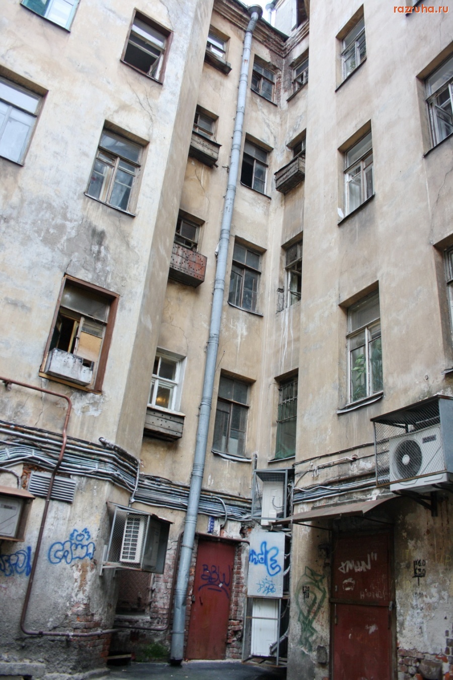 Санкт-Петербург - Петроградский район. Малый проспект ПС. Дворики, фасады.