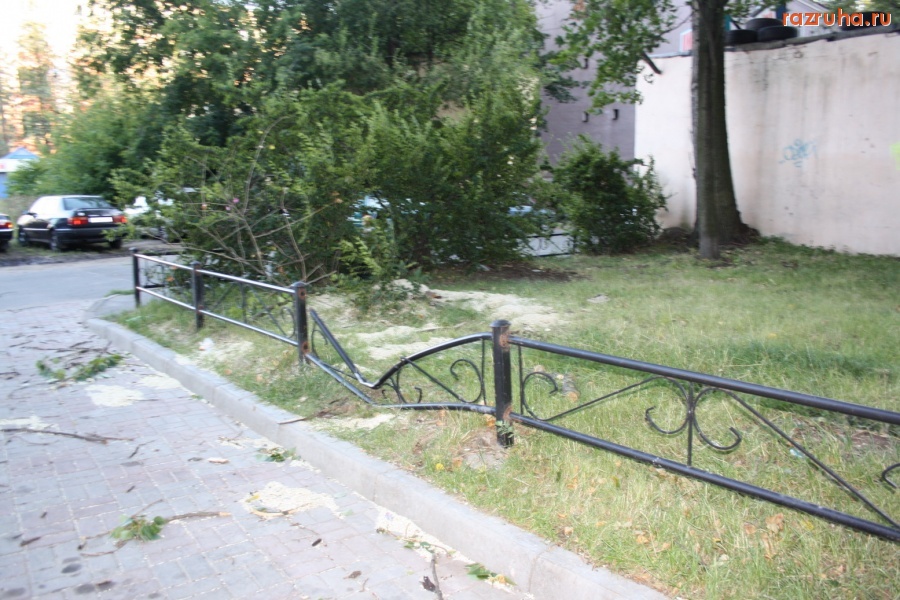 Санкт-Петербург - Глава Петроградской администрации Алексей Делюкин: в 2009 году реализована 4-хлетняя  программа благоустройства дворов...