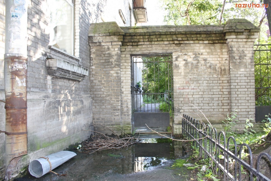 Санкт-Петербург - Петроградский район. Красного Курсанта, 30. Четверть века эта калитка на замке.