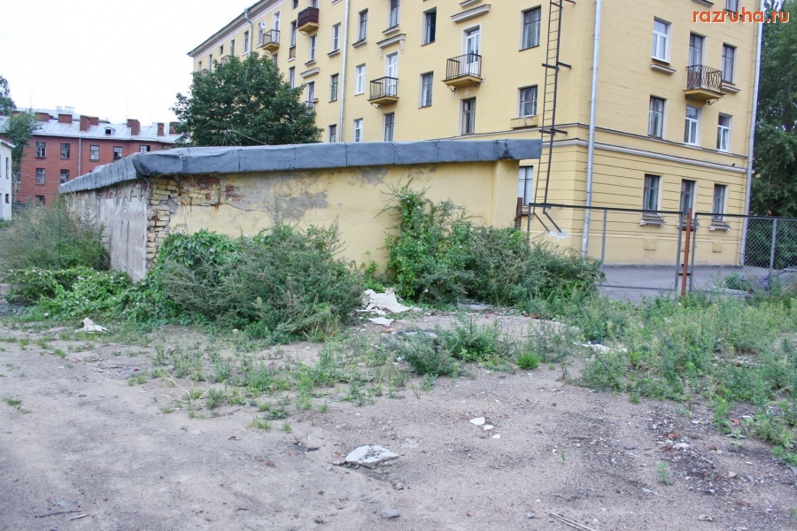 Санкт-Петербург - Петроградский район. Гаражи на территории 