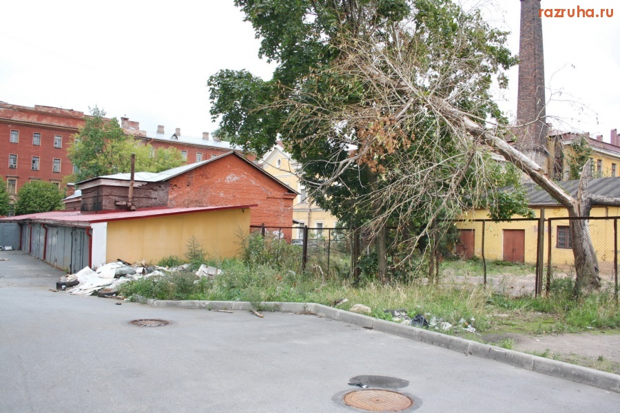 Санкт-Петербург - Петроградский район. Гаражи на территории 
