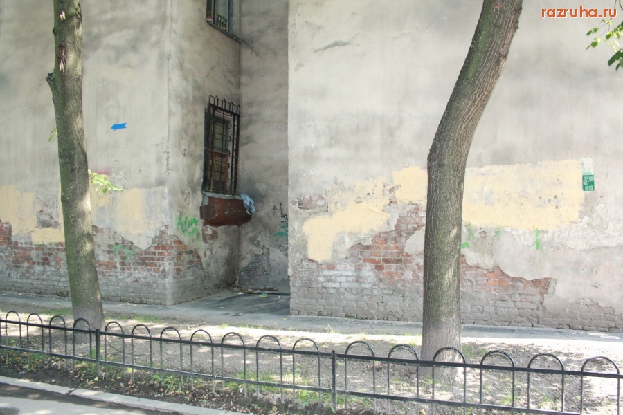 Санкт-Петербург - Петроградский район. Чкаловский проспект, Петрозаводская улица. Проходные дворы. Фасады. Газоны.