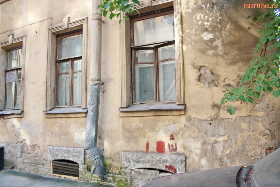 Санкт-Петербург - Петроградский район. Чкаловский проспект, Петрозаводская улица. Проходные дворы. Фасады. Газоны.