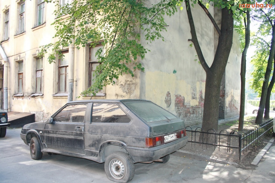 Санкт-Петербург - Петроградский район. Чкаловский проспект, Петрозаводская улица. Проходные дворы. Фасады. Газоны.
