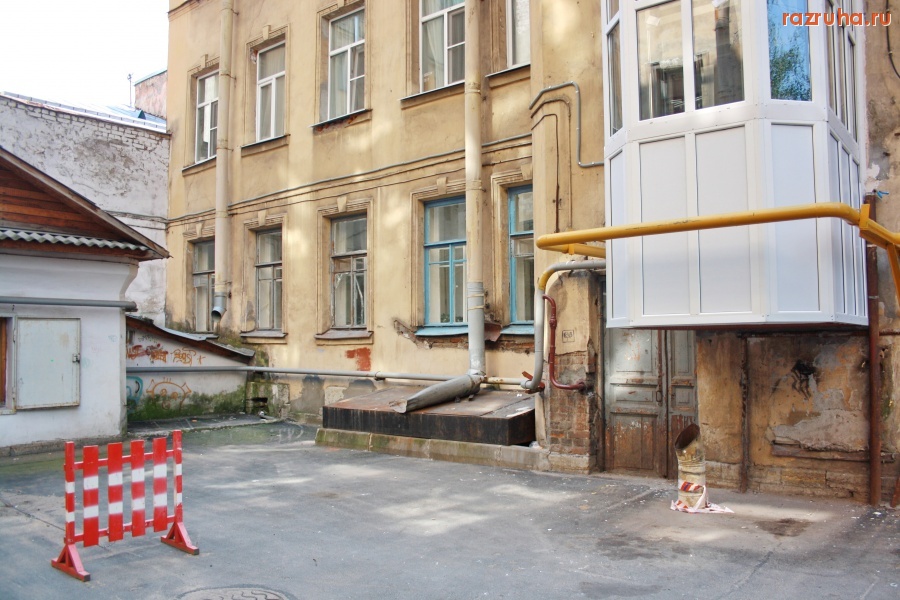 Санкт-Петербург - Петроградский район. Чкаловский проспект, Петрозаводская улица. Проходные дворы. Фасады. Газоны.