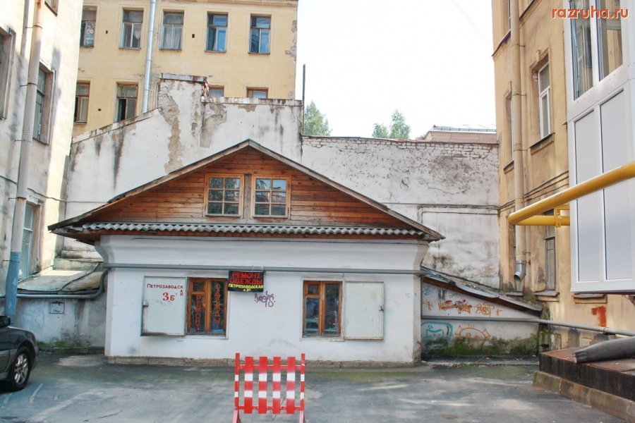 Санкт-Петербург - Петроградский район. Чкаловский проспект, Петрозаводская улица. Проходные дворы. Фасады. Газоны.